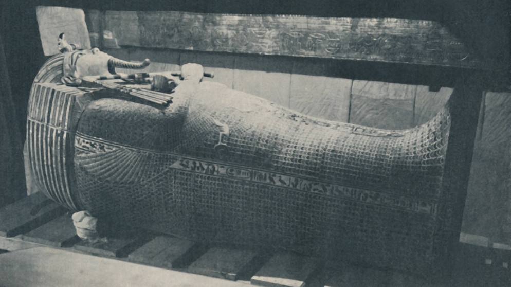 Zu sehen ist der zweite Sarkophag von Pharao Tutanchamun. Der junge Pharao Tutanchamun ist die Ikone des Alten Ägypten. Die Entdeckung seiner Grabkammer, seiner Mumie mit der Goldmaske und den wertvollen Grabschätzen durch den Archäologen Howard Carter machten ihn weltberühmt. | Bild: picture alliance/Heritage-Images