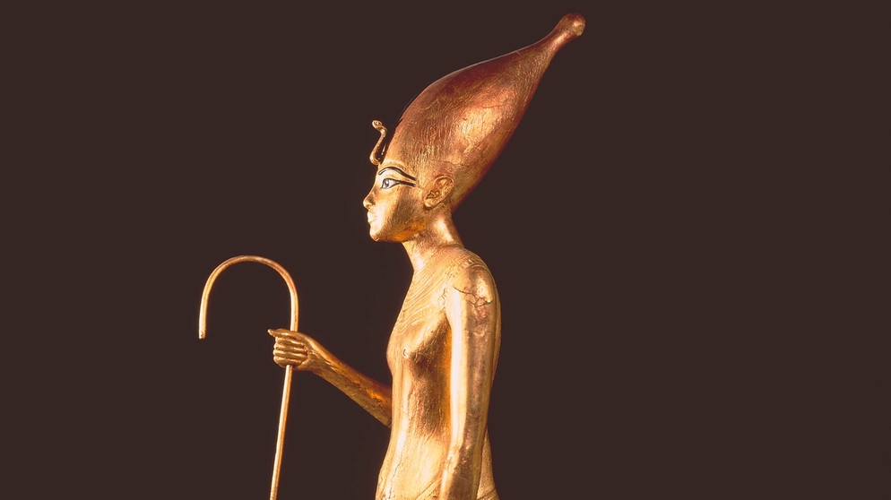Eine goldene Statue von Tutanchamun. Der junge Pharao Tutanchamun ist die Ikone des Alten Ägypten. Die Entdeckung seiner Grabkammer, seiner Mumie mit der Goldmaske und den wertvollen Grabschätzen durch den Archäologen Howard Carter machten ihn weltberühmt. | Bild: picture-alliance/akg-images/François Guenet