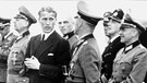 Wernher von Braun 1944 mit Offizieren der Wehrmacht in Peenemünde.  | Bild: picture-alliance/dpa