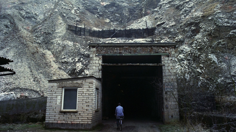Eingang in das Stollensystem des ehemaligen Konzentrationslagers Mittelbau Dora bei Nordhausen. | Bild: picture-alliance/dpa