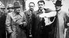 Wernher von Braun (Mitte, mit Gipsarm) bei seiner Gefangennahme durch amerikanische Truppen gegen Kriegsende: links General Dornberger und Oberst Axter, rechts Hans Lindberg.  | Bild: picture-alliance/dpa