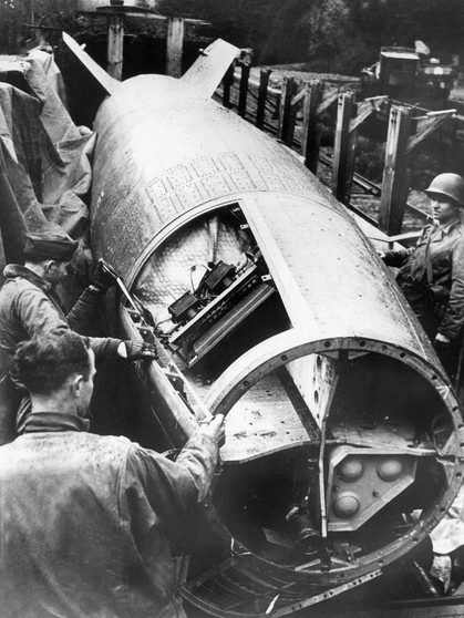 Im April 1945 stehen Soldaten der ersten US-Armee auf dem Bahnhof von Eromskirchen an einer intakten deutschen V2-Rakete, die ihnen bei der Eroberung der Stadt in die Hände gefallen ist. | Bild: picture-alliance/dpa