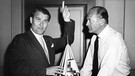 Raketeningenieur Wernher von Braun (links) und Schauspieler Curd Jürgens mit dem Modell einer Weltraum-Rakentenspitze in Hollywood im Jahre 1959. | Bild: picture-alliance/dpa