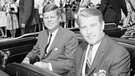 Der Direktor des U.S. Space Flight Centers Wernher von Braun (rechts), begleitet den US-amerikanischen Praesidenten John F. Kennedy bei einer Besichtigung des Redstone-Arsenals in Huntsville, Alabama. | Bild: dapd