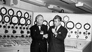 Wernher von Braun (rechts) im Gespräch mit Astronaut John Glenn im Kontrollraum der Abteilung für Raketentests im  Marshall Space Flight Center in Huntsville, Alabama. | Bild: picture-alliance/dpa