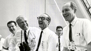 Wernher von Braun (mit Fernglas) und andere Offizielle des Apollo-Programms freuen sich über den erfogreichen Start von Apollo 11, dem ersten bemannten Flug zum Mond. | Bild: picture-alliance/dpa