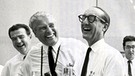 Wernher von Braun (mit Fernglas) und andere Offizielle des Apollo-Programms freuen sich über den erfogreichen Start von Apollo 11, dem ersten bemannten Flug zum Mond. | Bild: picture-alliance/dpa