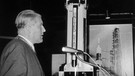 Wernher von Braun hält auf der Münchner Verkehrsausstellung 1965 eine Rede. | Bild: picture-alliance/dpa