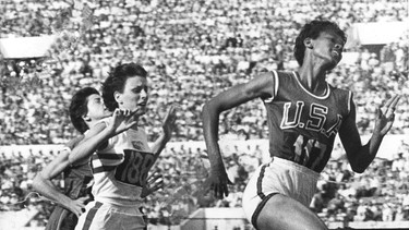 Die Amerikanerin Wilma Rudolph (r.) gewinnt am 2.9.1960 das Finale über 100m vor der Britin Dorothy Hyman. Die "schwarze Gazelle", die als vierjährige an Kinderlähmung erkrankt war, gewann als 20jährige Mutter bei den XVII. Olympischen Spielen vom 25. August bis 11. September 1960 in Rom insgesamt drei Goldmedeaillen  | Bild: picture-alliance / dpa
