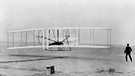 Erster Flug der Brüder Wright 1903. Orville und Wilbur Wright machten einen Menschheitstraum wahr: Sie bauten ein Fluggerät mit Lenkung und eigenem Antrieb. Damit kamen die beiden Brüder dem Traum vom Fliegen ein gewaltiges Stück näher. | Bild: picture alliance / Mary Evans Picture Library 