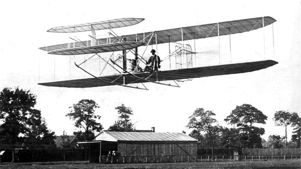 Wilbur Wright bei einem Flug bei Paris 1908. Die Brüder Orville und Wilbur Wright verband der gemeinsame Traum vom Fliegen. Anfang des 20. Jahrhunderts versuchten sie ihn wahr zu machen - und es gelang! Wir erklären euch mehr über die beiden Pioniere des Motorflugs.  | Bild: picture-alliance / dpa | dpa