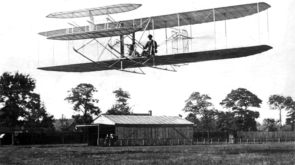 Wilbur Wright bei einem Flug bei Paris 1908 | Bild: picture-alliance/dpa