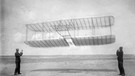 Testdrachen 1901. Die Brüder Orville und Wilbur Wright verband der gemeinsame Traum vom Fliegen. Anfang des 20. Jahrhunderts versuchten sie ihn wahr zu machen - und es gelang! Wir erklären euch mehr über die beiden Pioniere des Motorflugs.  | Bild: picture-alliance / dpa | Consolidated Library of Congress