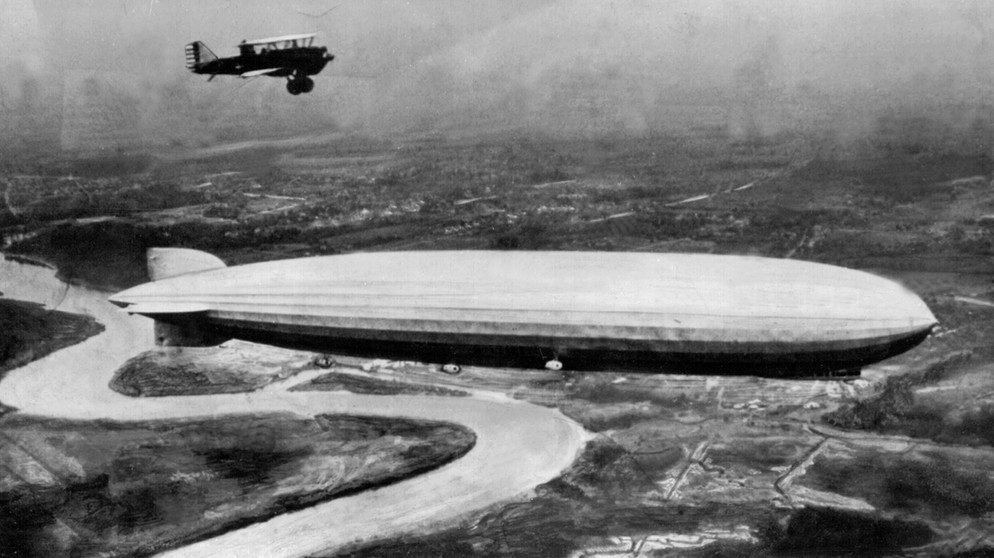 Zeppelin LZ 127 und amerikanischer Doppeldecker 1928 | Bild: picture-alliance/dpa