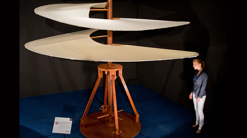 Die "Vite Aerea", die als Vorläufer des heutigen Hubschraubers geltende Luftschraube von Leonardo da Vinci, ist am 09.04.2014 in Nürnberg (Bayern) während der Ausstellung "Da Vinci - das Genie" zu sehen.  | Bild: pa/dpa/Daniel Karmann