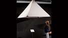 Ein "Paracadute", ein Fallschirm von Leonardo da Vinci, ist am 09.04.2014 in Nürnberg (Bayern) während der Ausstellung "Da Vinci - das Genie" zu sehen.  | Bild: pa/dpa/Daniel Karmann