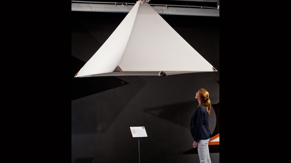 Ein "Paracadute", ein Fallschirm von Leonardo da Vinci, ist am 09.04.2014 in Nürnberg (Bayern) während der Ausstellung "Da Vinci - das Genie" zu sehen.  | Bild: pa/dpa/Daniel Karmann