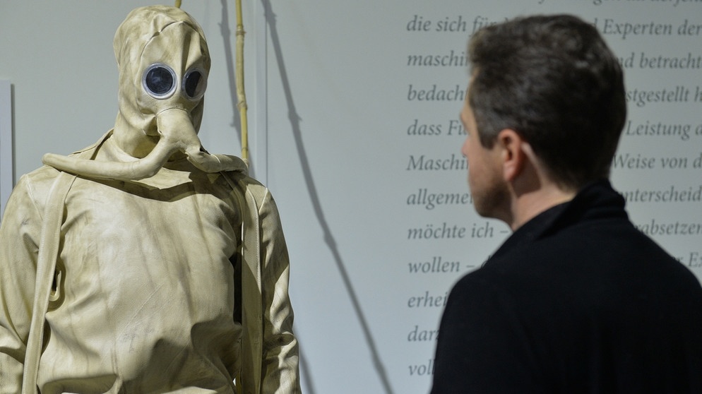 Ein Mitarbeiter der Ausstellung "Da Vinci - Exploring Arts&Science" schaut am 14.05.2014 in Bremen auf einen von Leonardo da Vinci erfundenen Taucheranzug. | Bild: pa/dpa/ Carmen Jaspersen