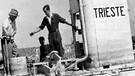 Der schweizer Tiefseetaucher Jacques Piccard mit seinem Vater, dem Entdecker Auguste Piccard auf dem Tauchgerät "Trieste" in der Bucht von Neapel. | Bild: picture-alliance/dpa