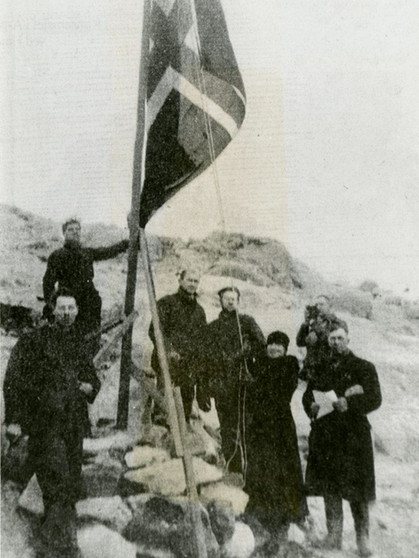 Caroline Mikkelsen hisst 1935 die dänische Flagge in der Antarktis | Bild: Norwegian Polar Institute/picture-alliance/dpa