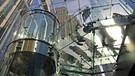Fahrstuhl und Treppe im Eingangsbereich des Glaskubus, Apple Retail Store, Fifth Avenue, USA, New York City, Manhattan | Bild: picture-alliance/dpa/blickwinkel/W. G. Allgoewer