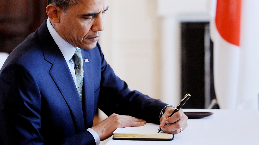 Der amerikanische Präsident Barack Obama ist Linkshänder.  | Bild: picture alliance / abaca | Olivier Douliery