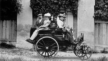 Benz Dos-à-Dos im Jahr 1900. Carl Benz erntete zunächst nur Spott und Hohn für den "Motorwagen Nummer 1". Doch es dauerte nicht lange, bis sich zeigte: Sein Fahrzeug mit drei Rädern war ein Meilenstein in der Geschichte der Technik. | Bild: Daimler