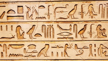 Altägyptische Schriftzeichen an einer Tontafel | Bild: colourbox.com