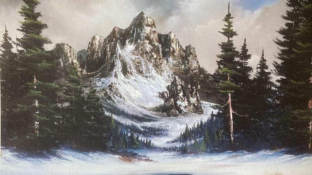 Ein Landschaftsgemälde von Bob Ross aus dem TV-Malkurs "The Joy of Painting", das im Jahr 1992 entstand. Bildmotive dieser Art, in denen Berge, Bäume und Wolken in Ölfarbe gebannt wurden, malte Bob Ross besonders häufig.    | Bild: BR / Bob Ross Company