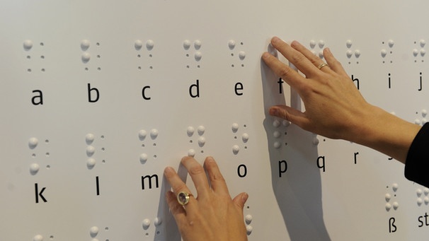 Brailleschrift oder auch Blindenschrift: Louis Braille hat die Punktschrift für Blinde erfunden. | Bild: picture-alliance/dpa