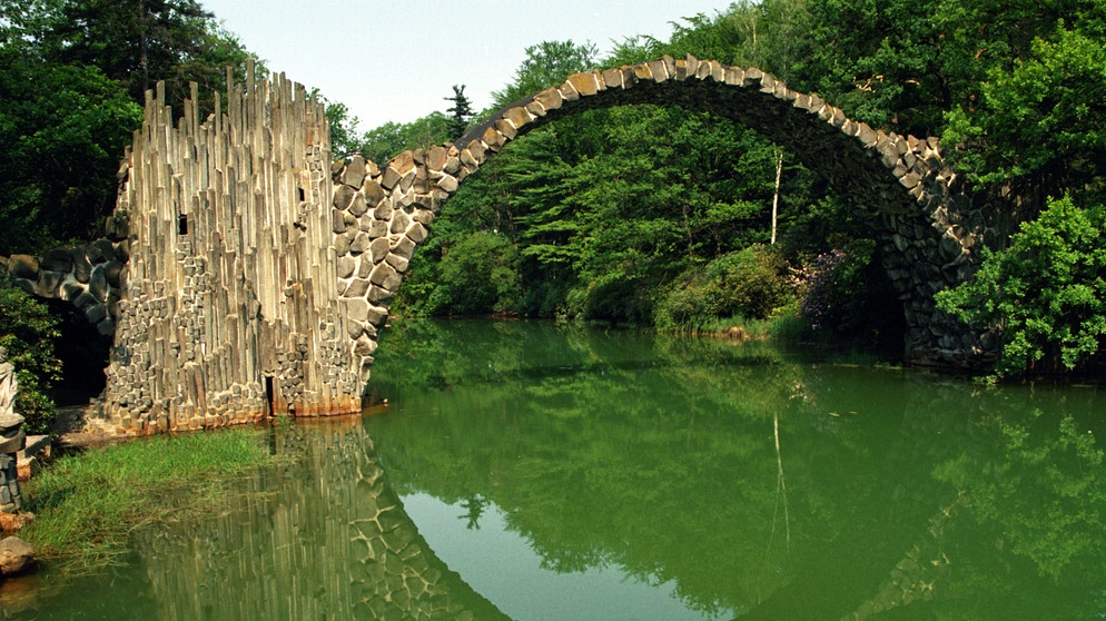 Bogenbrücke über den Rakotzsee  | Bild: picture-alliance/dpa
