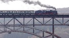 Dampflock fährt über die Müngstener Brücke bei Solingen | Bild: picture-alliance/dpa