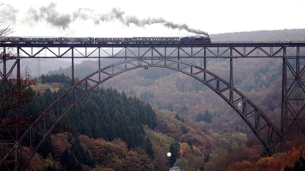 Dampflock fährt über die Müngstener Brücke bei Solingen | Bild: picture-alliance/dpa