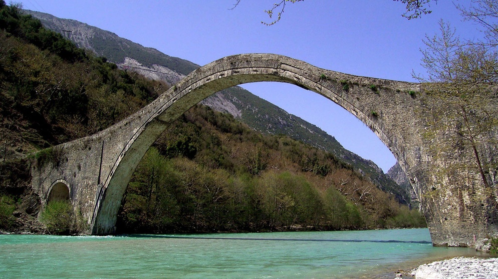 Plaka-Brücke aus einem Steinbogen  | Bild: picture-alliance/dpa