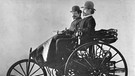 Carl Benz (vorn) auf seinem Patent-Motorwagen Typ III | Bild: Daimler