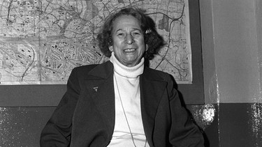 Clärenore Söderström-Stinnes 1983 im Alter von 82 Jahren. In den Jahren 1927 bis 1929 umrundete sie als erster Mensch in einem Personenwagen die Erde. | Bild: picture-alliance/dpa