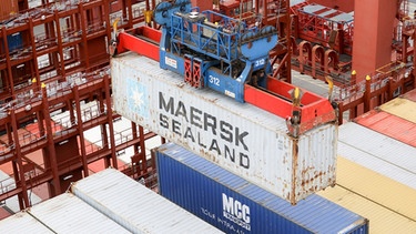 Das Containerschiff "Munich Maersk" der dänischen Maersk-Line wird am Eurogate Terminal im Hafen von Hamburg entladen.  | Bild: dpa-Bildfunk/Christian Charisius
