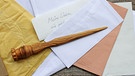 Mehrere Briege liegen neben einem Brieföffner aus Holz. | Bild: colourbox.com