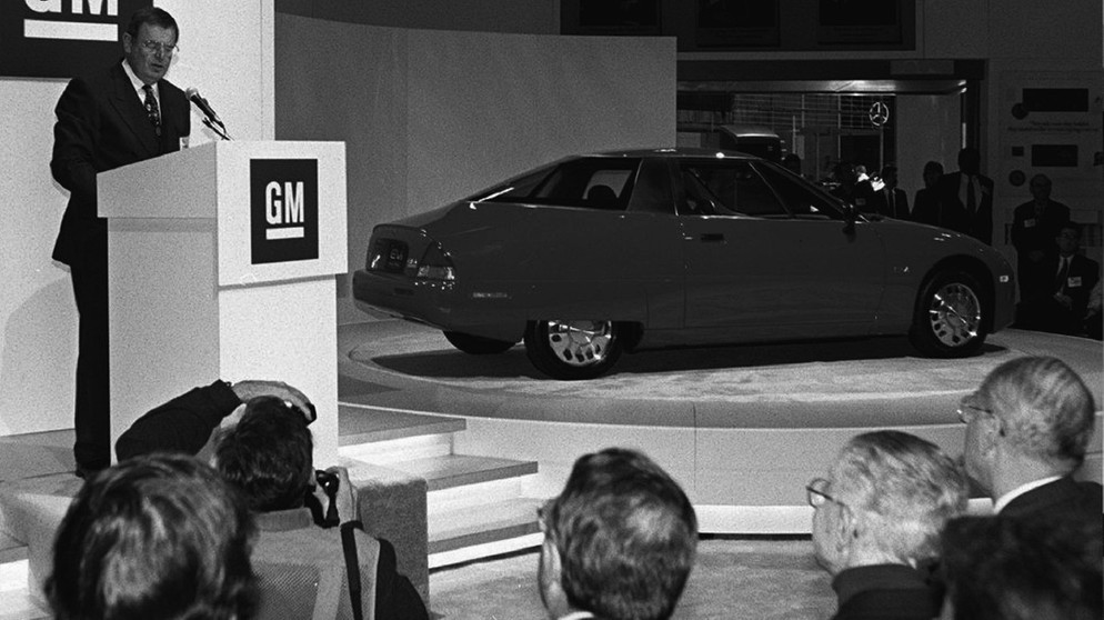 EV1 - electric passenger car - das erste Elektroauto von General Motors - hier bei der Präsentation durch Chairman John F. Smith am 4. Januar 1996 auf der Auto Show in Los Angeles. | Bild: picture-alliance/dpa/epa/Hal_Garb