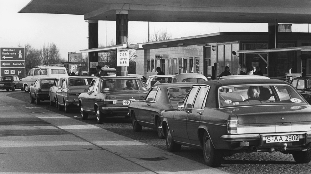 Folge der Ölkrise 1973: Lange Warteschlangen an den Tankstellen. | Bild: picture-alliance/dpa/Lutz Rauschnick