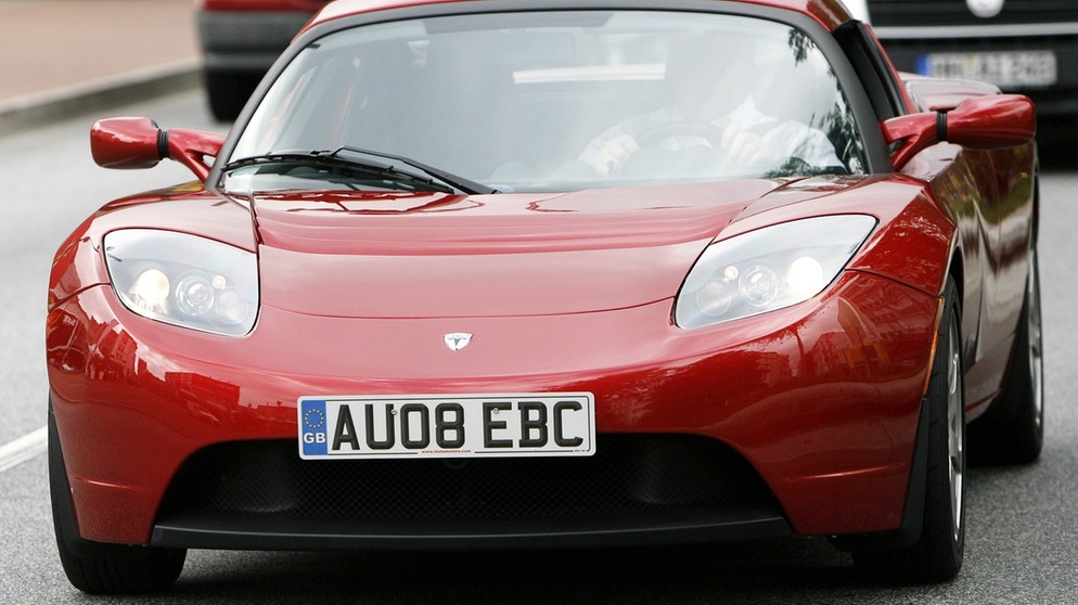 Ein Elektroauto, das Spaß machen soll: Der Tesla Roadster mit Lithium-Batterie, in Serie produziert ab 2008. | Bild: picture-alliance/dpa/Maurizio Gambarini