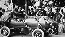 Schon 1899 gelingt es einem belgischen Rennfahrer und Ingenieur, mit einem Elektroauto einen Geschwindigkeitsrekord aufzustellen. | Bild: picture-alliance/dpa/akg-images 
