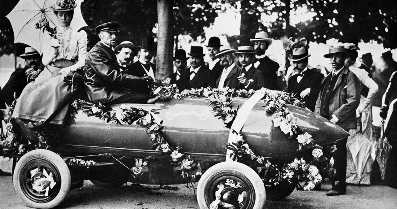 Schon 1899 gelingt es einem belgischen Rennfahrer und Ingenieur, mit einem Elektroauto einen Geschwindigkeitsrekord aufzustellen. | Bild: picture-alliance/dpa/akg-images 