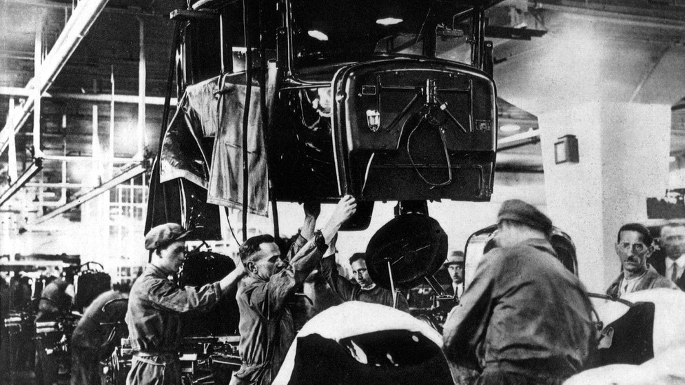 Mitarbeiter bei der Fließbandfertigung im Ford-Stammwerk Köln Niehl im Jahre 1931 | Bild: picture-alliance/dpa/Fotoreport Ford