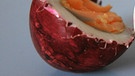 Rotes Osterei. Das Ei symbolisiert Leben und Auferstehung. Deshalb liegen zu Ostern Ostereier im Osternest. | Bild: picture-alliance/dpa
