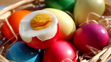 Buntgefärbte Eier. Das Ei symbolisiert Leben und Auferstehung. Deshalb liegen zu Ostern Ostereier im Osternest. | Bild: colourbox.com