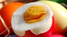 Buntgefärbte Eier. Das Ei symbolisiert Leben und Auferstehung. Deshalb liegen zu Ostern Ostereier im Osternest. | Bild: colourbox.com