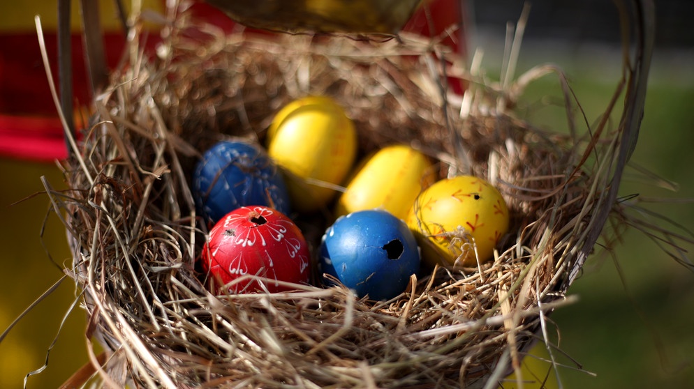 Nest mit ausgeblasenen Ostereiern. Das Ei symbolisiert Leben und Auferstehung. Deshalb liegen zu Ostern Ostereier im Osternest. | Bild: picture-alliance/dpa
