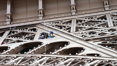 Vor 125 Jahren begann der Bau des Eiffelturms | Bild: picture-alliance/dpa