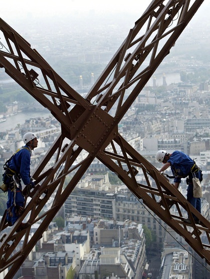 Gustave Eiffel revolutionierte mit dem Eiffelturm die Architektur. Wie die "eiserne Dame" nach einem aufwändigen Bau zum Wahrzeichen von Paris wurde, erfahrt ihr hier. | Bild: picture-alliance/dpa